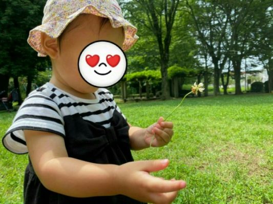 しらかし公園お気に入りのシロツメクサを手に持って💞