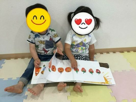 仲良しのお友達と腹ペコあおむしの絵本を楽しんでいます👏