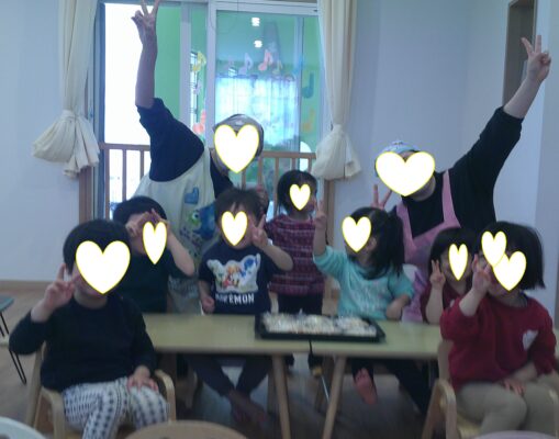 つくば市ルンルン保育園春日🍕完成ピザを食べるお子様達🎶