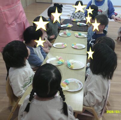 つくば市ルンルン保育園春日🎵はらぺこあおむし製作の様子✨